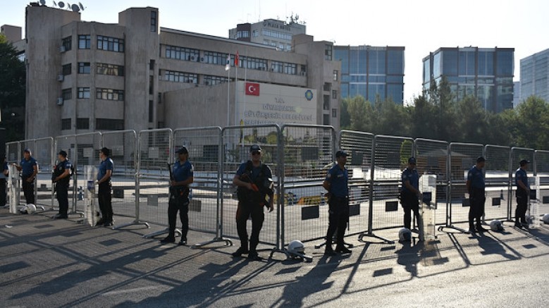 Belediye başkanları görevden alındı 