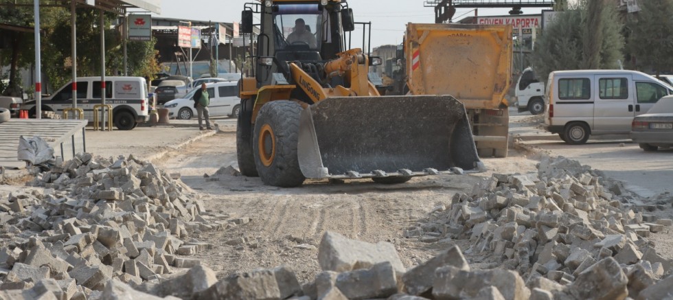 Birecik’te yollar Büyükşehir Belediyesi ile yenileniyor