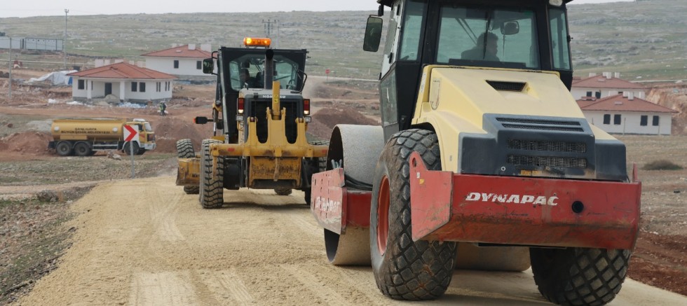 Büyükşehir’den Bozova kırsalında yol atağı