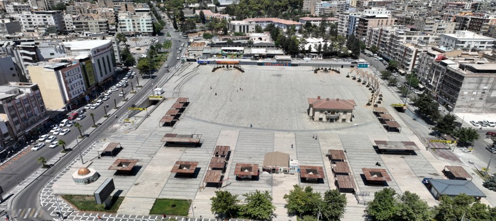 Büyükşehir Belediyesi’nden Topçu ve Rabia Meydanları’na Estetik Dokunuş