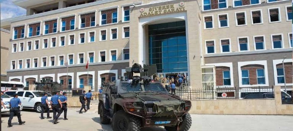 Siverek Adliyesi Önünde Jandarma Aracına Silahlı Saldırı: 2 Yaralı