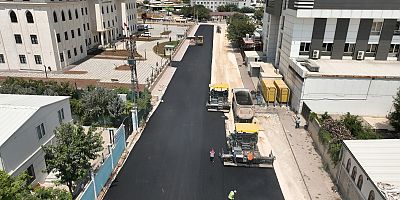 Haliliye Kaymakamlığı Önündeki Yol Sıcak Asfaltla Yenileniyor