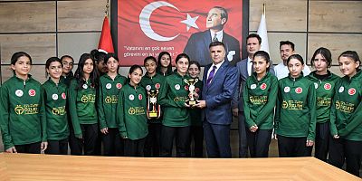 Ragbi 4’üncüsü Yıldız Kız Takımından İl Milli Eğitim Müdürüne Ziyaret